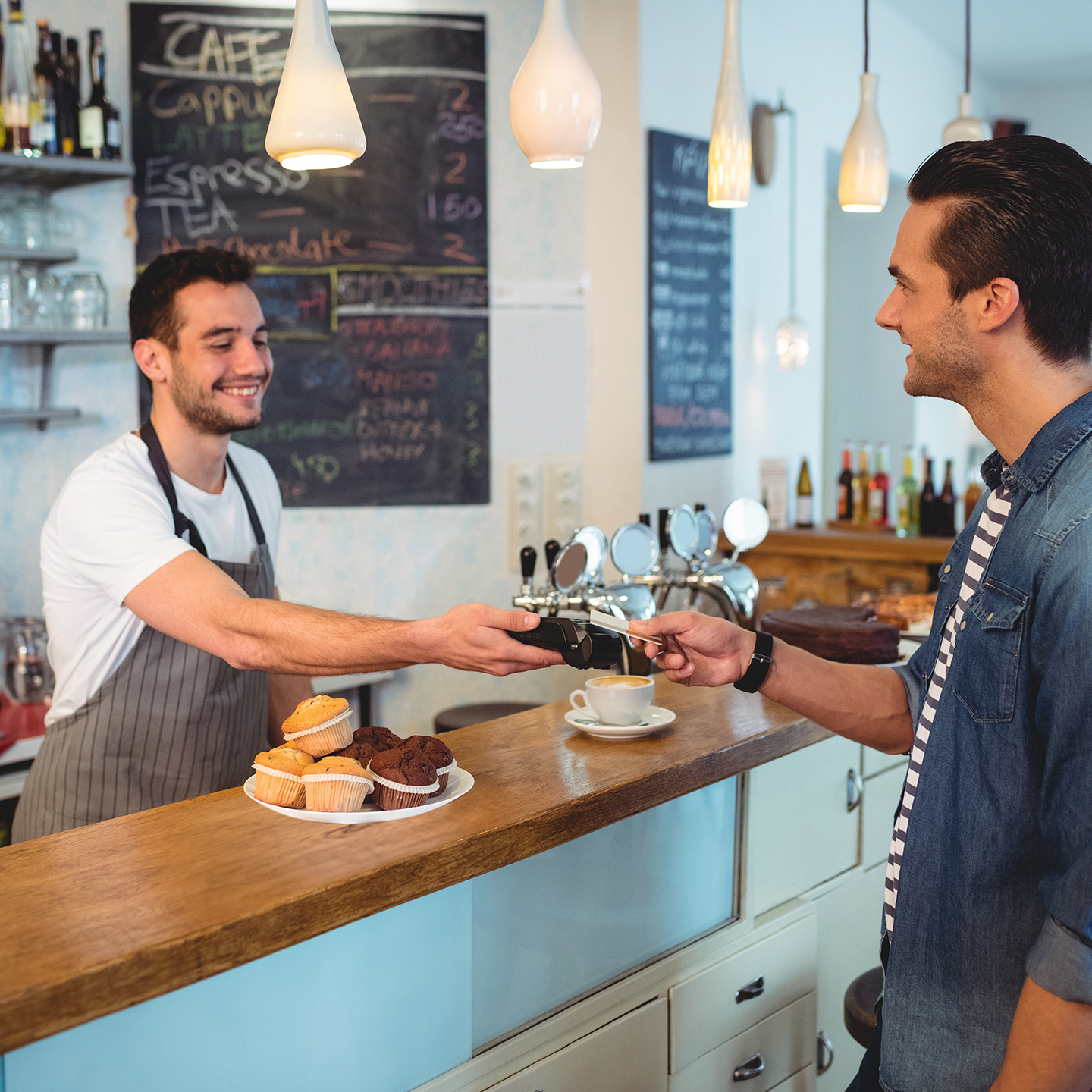 cliente feliz passando cartao na maquinas fiserv